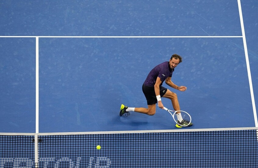 الروسي مدفيديف يبلغ الدور الرابع لبطولة شانغهاي للتنس(فيديو)