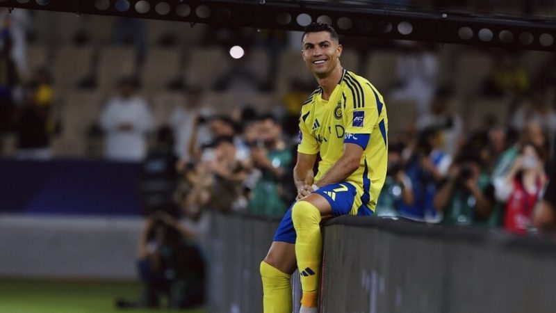 لسبب غير متوقع.. مدرب ملاكمة أمريكي زوج مذيعة شهيرة يطلب مقابلة كريستيانو رونالدو