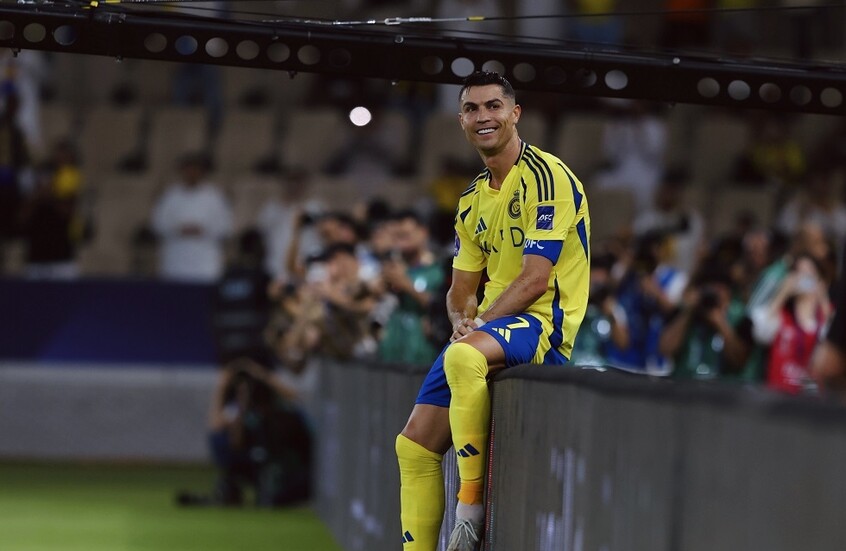 لسبب غير متوقع.. مدرب ملاكمة أمريكي زوج مذيعة شهيرة يطلب مقابلة كريستيانو رونالدو