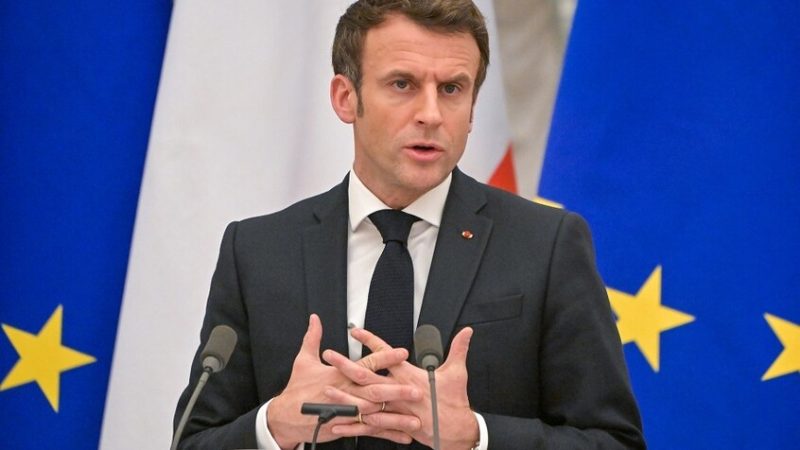 خبير يكشف من يمكنه “طرد” ماكرون من قصر الإليزيه