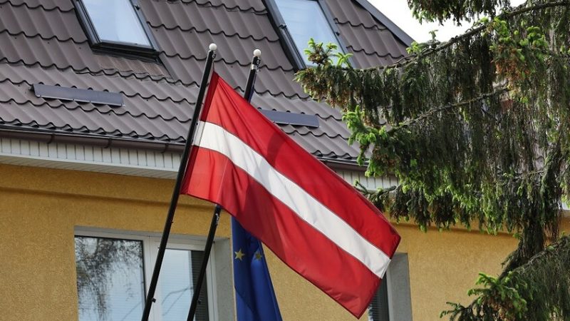 مصدر: لاتفيا تغلق مجالها  الجوي على الحدود مع روسيا ليلا حتى يوم الأحد