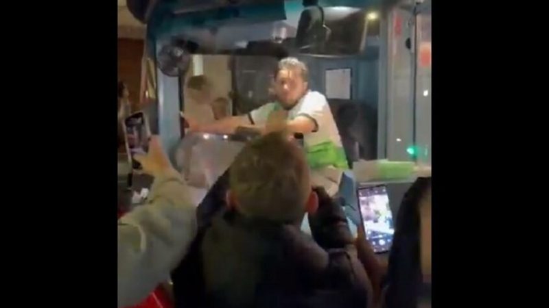 واقعة غريبة.. طرد سائق حافلة بسبب قميص ليفربول (فيديو)