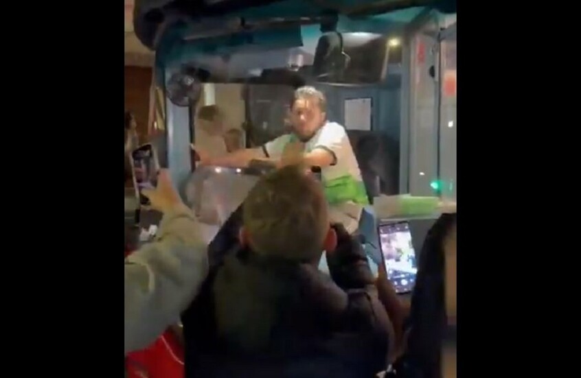 واقعة غريبة.. طرد سائق حافلة بسبب قميص ليفربول (فيديو)