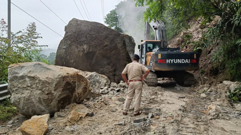 انهيار أرضي يبتلع حافلة في الهند ويسفر عن  مصرع 18 شخصا (فيديوهات)