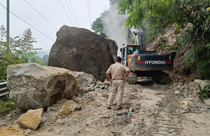 انهيار أرضي يبتلع حافلة في الهند ويسفر عن  مصرع 18 شخصا (فيديوهات)