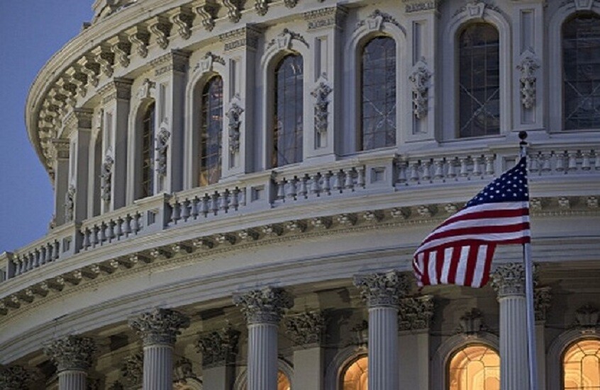 سيناتور أمريكي يعتزم المشاركة في صياغة تدابير تعيق مهاجمة الجيش لسفن المخدرات