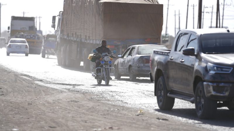 بالفيديو.. حريق يلتهم سيارة “أمجاد” لنقل الركاب في بورتسودان