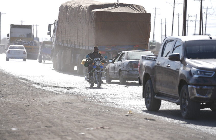 بالفيديو.. حريق يلتهم سيارة “أمجاد” لنقل الركاب في بورتسودان