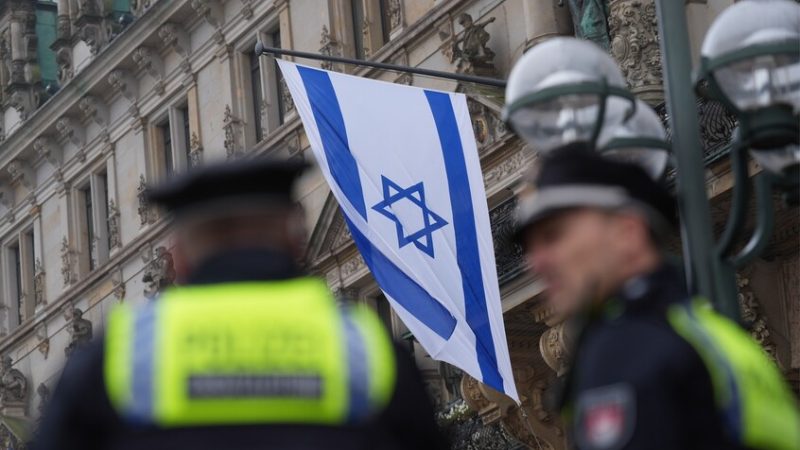 ألمانيا تنكس الأعلام بمناسبة ذكرى 7 أكتوبر وسط اشتباكات مع مؤيدين لفلسطين (صور+ فيديوهات)