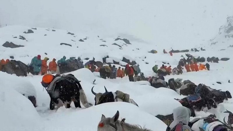 إنقاذ نحو 900 شخص حوصروا بعاصفة ثلجية قرب جبل إيفرست في الصين (فيديو)