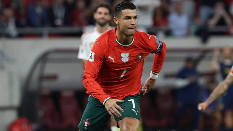 رونالدو ينال جائزة استثنائية من الاتحاد البرتغالي ويتحدث عن الاعتزال