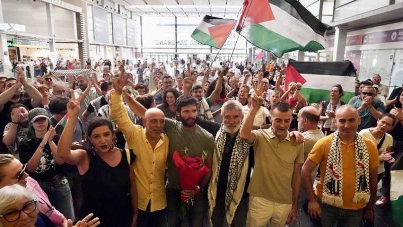 نائب بولندي شارك في “أسطول الصمود” يتهم إسرائيل بسوء معاملة النشطاء