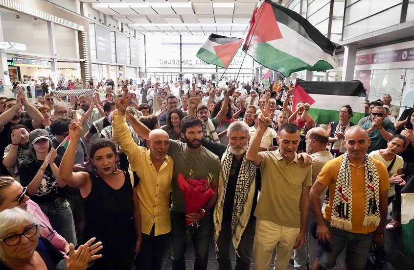 نائب بولندي شارك في “أسطول الصمود” يتهم إسرائيل بسوء معاملة النشطاء