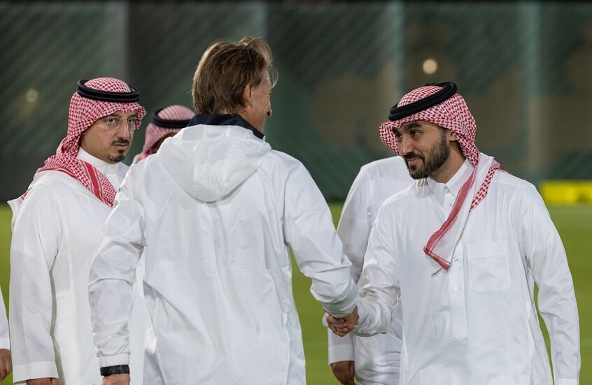 وزير الرياضة السعودي يحذر لاعبي “الأخضر” من منتخب إندونيسيا