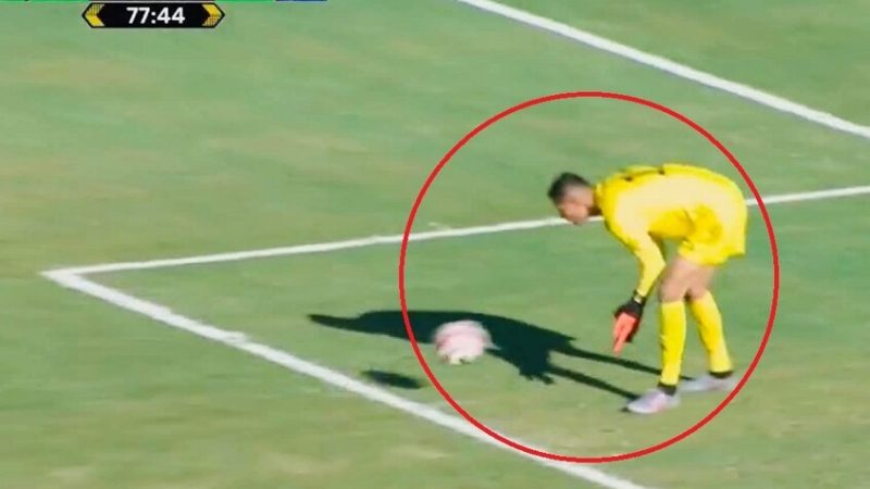 هفوة غريبة.. حارس مرمى ليبيا يرتكب خطأ فادحا (فيديو)