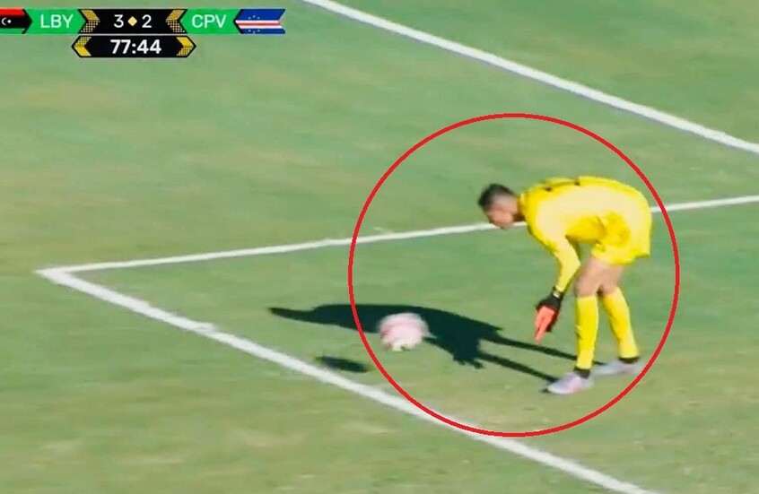 هفوة غريبة.. حارس مرمى ليبيا يرتكب خطأ فادحا (فيديو)