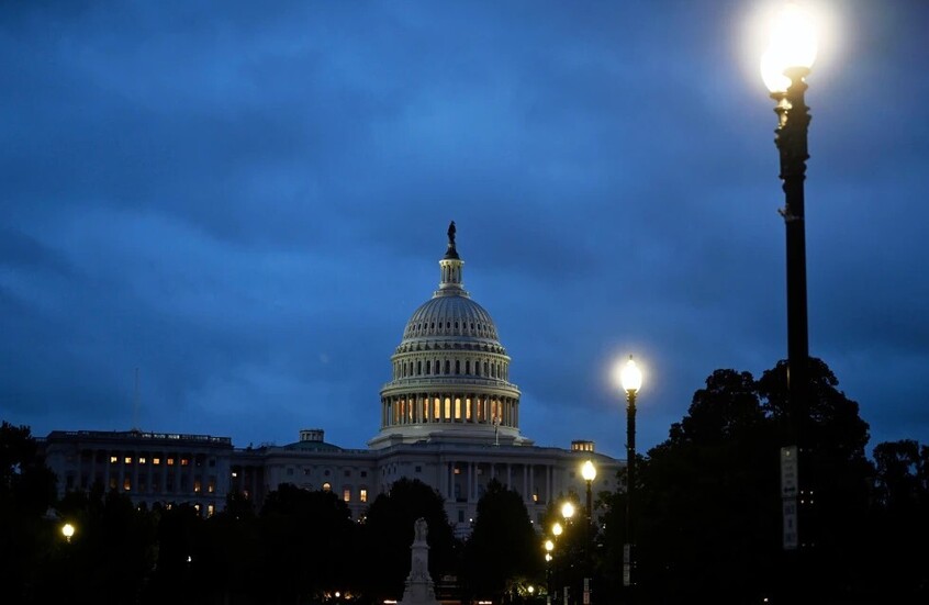 قانون “شيف – كين” يسحب البساط من تحت ترامب ويقيّد صلاحياته في مسائل الحرب