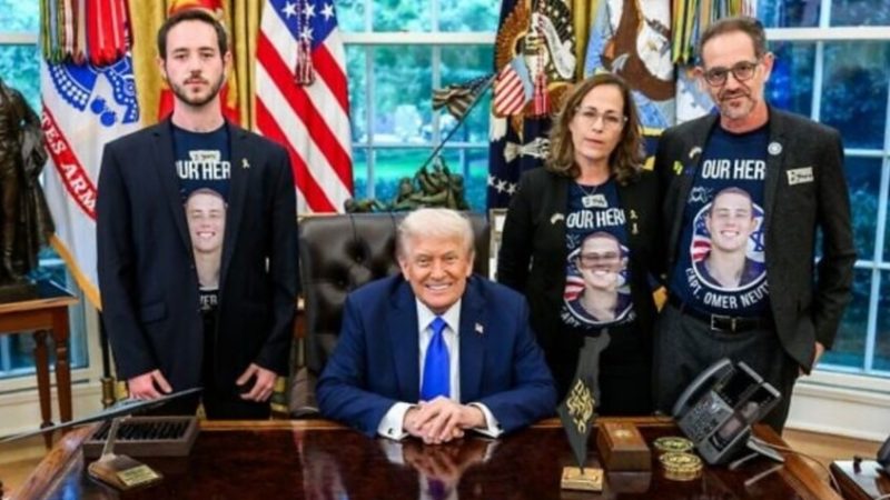 ترامب يستقبل أسرة رهينة إسرائيلي قتل في غزة