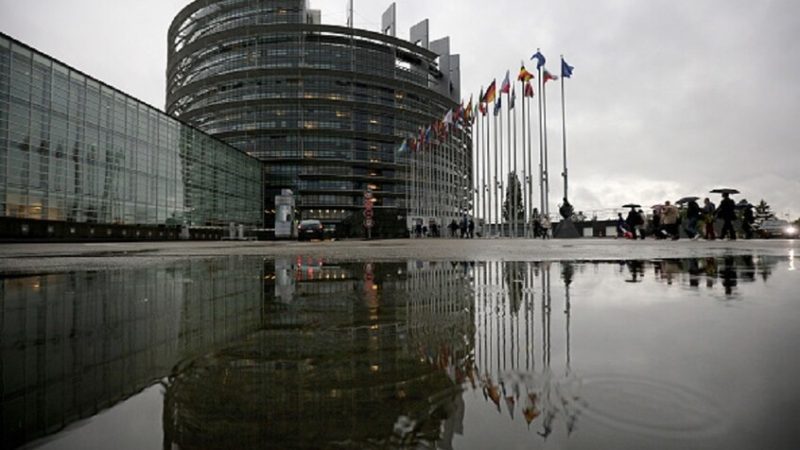 البرلمان الأوروبي يدعو “الناتو” إلى مراجعة قواعد الاشتباك في “الحرب الهجينة التي تشنها روسيا”