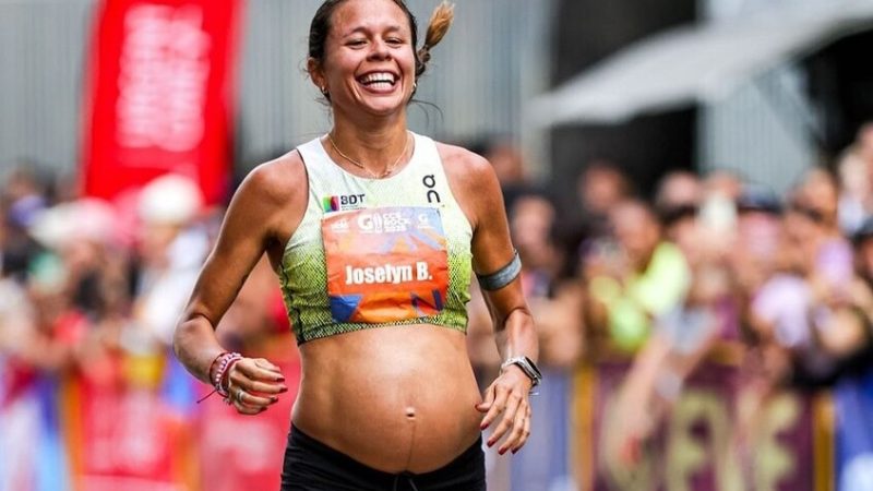 عدّاءة تبهر العالم بمشاركتها في سباق وهي حامل في شهر متأخر (فيديو)