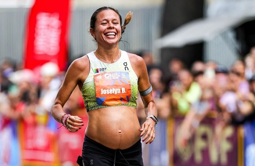 عدّاءة تبهر العالم بمشاركتها في سباق وهي حامل في شهر متأخر (فيديو)