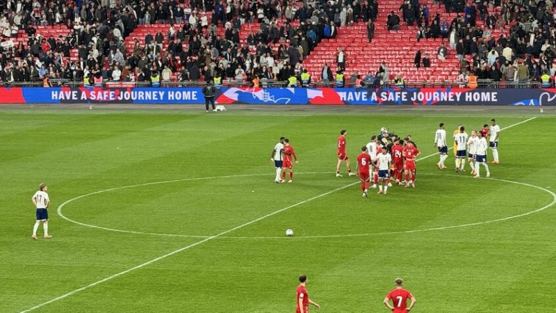 سر غياب الأسماء عن قمصان لاعبي إنجلترا وويلز