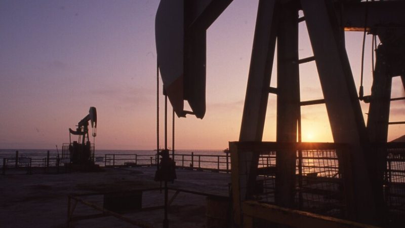 انخفاض أسعار النفط تزامنا مع اتفاق غزة