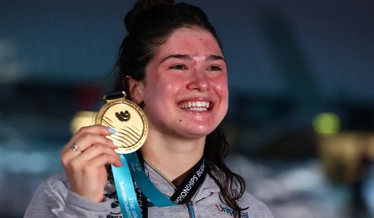 “فضيحة مدوية”.. إيقاف سباحتين إيطاليتين بسبب “عطر”