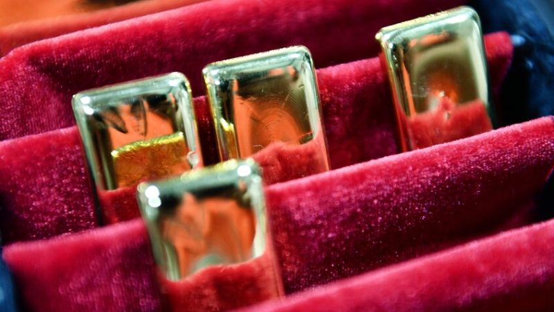 خبراء يوضحون أسباب ارتفاع الذهب