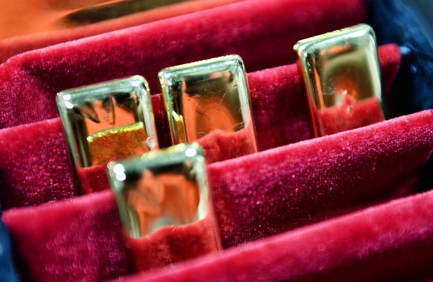 خبراء يوضحون أسباب ارتفاع الذهب