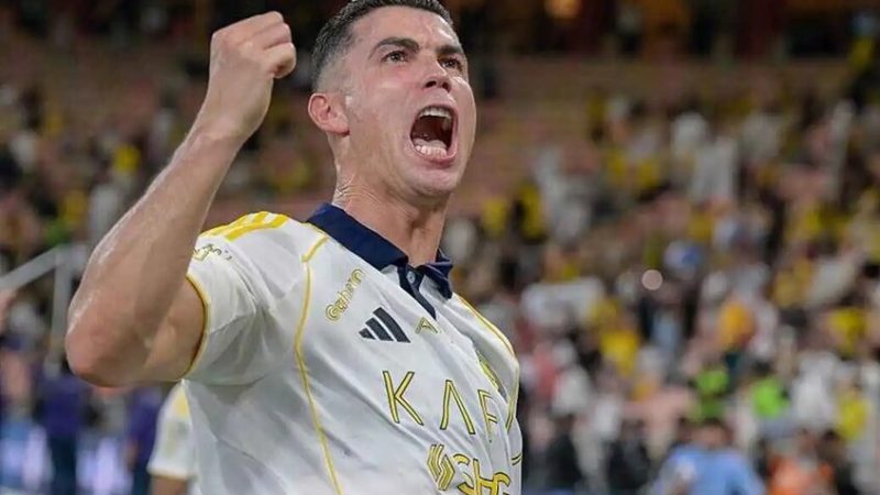 رغم مطالبات عائلته.. كريستيانو رونالدو يكشف سر رفضه الاعتزال قبل وصوله لـ1000 هدف (فيديو)