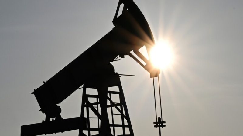 أسعار النفط تنخفض إلى أدنى مستوى منذ يونيو الماضي