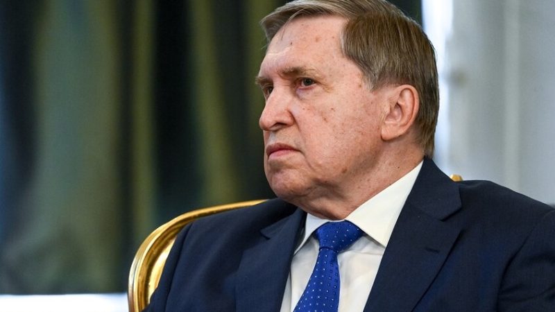 أوشاكوف يؤكد استعداد روسيا للموافقة على الأفكار التي طُرحت في قمة ألاسكا