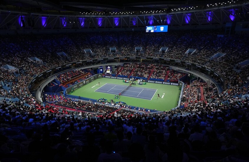 الروسي مدفيديف يبلغ “المربع الذهبي” لبطولة شانغهاي للتنس (فيديو)