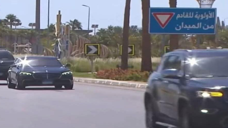 السهم الأحمر والميدان.. لافتة مرور قرب مفاوضات غزة في شرم الشيخ تشعل تفاعلا