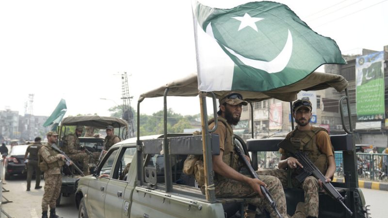 القوات الباكستانية تعلن القضاء على 30 مسلحا إثر نصب كمين أسفر عن مقتل11 جنديا