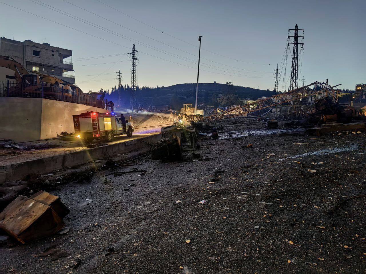 مقتل شخص وإصابة 7 في غارات إسرائيلية عنيفة على معارض لآليات ثقيلة جنوب لبنان (فيديوهات)