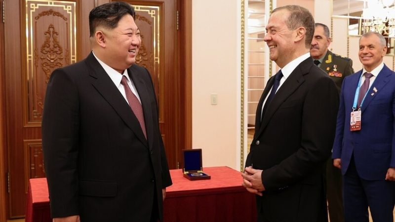 كيم يؤكد ثبات موقف بلاده المؤيد لروسيا في أزمة أوكرانيا