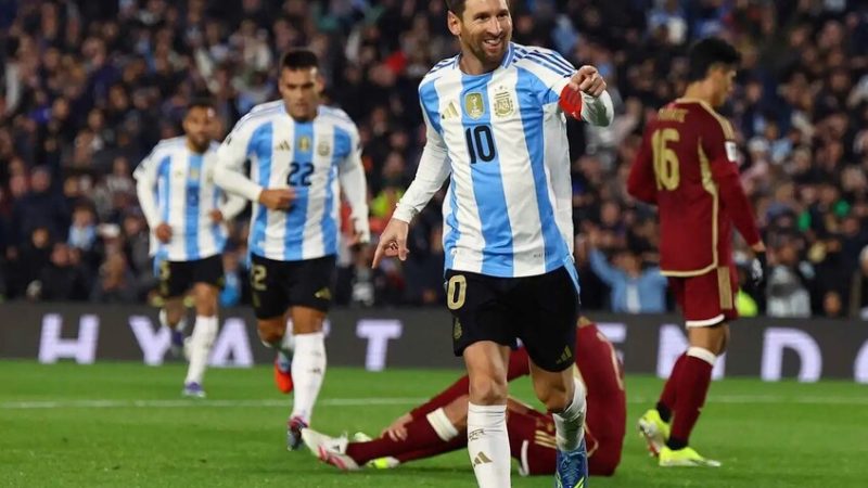 قبل المباراة أمام فنزويلا.. لماذا غادر ميسي بشكل مفاجئ معسكر منتخب الأرجنتين؟
