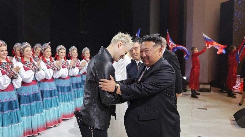 كيم يقف وقفة إجلال أثناء أداء أغنية روسية تمجد بطولات الجنود الروس والكوريين (فيديو)