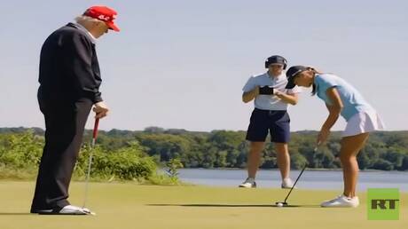 الحفيدة الكبرى كاي مع جدّها ترامب في ملعب الغولف على وقع أغنية باللغة الروسية (فيديو)