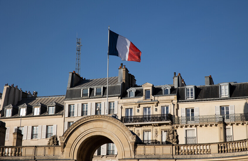 “فاينانشال تايمز”: مستشارو الحكومة الفرنسية يسعون لترك وظائفهم بسبب الأزمة الحكومية