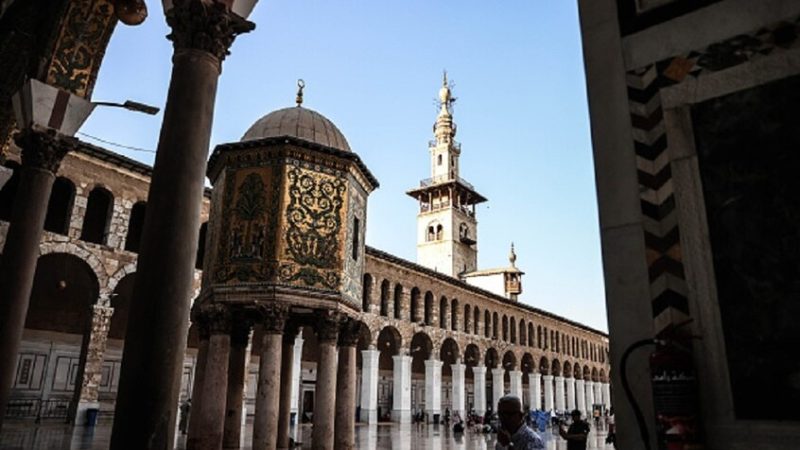 دمشق.. خطة للحفاظ على الطابع التاريخي للمسجد الأموي بعد اكتشاف اسم الأسد الأب على المئذنة (صورة)