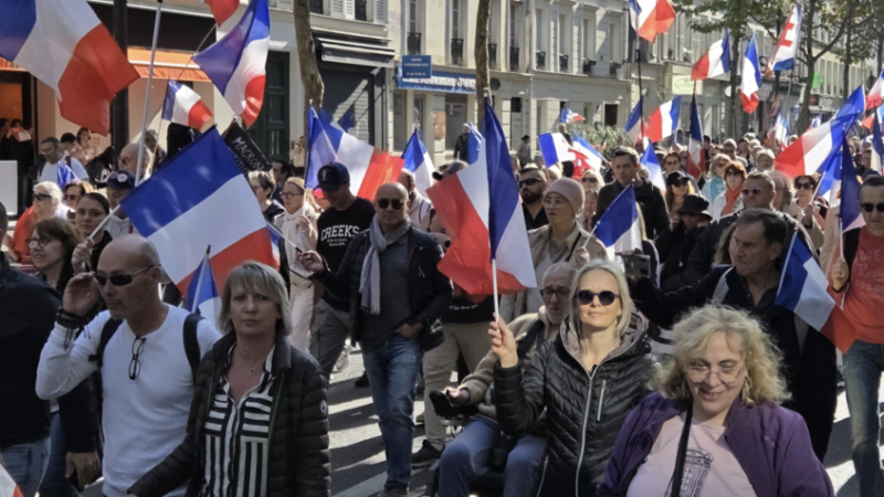 باريس: مظاهرة تطالب باستقالة ماكرون وخروج فرنسا من الاتحاد الأوروبي والناتو