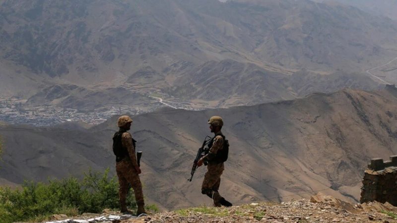 اندلاع اشتباكات عنيفة على  طول الحدود الأفغانية الباكستانية
