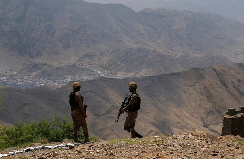 اندلاع اشتباكات عنيفة على  طول الحدود الأفغانية الباكستانية