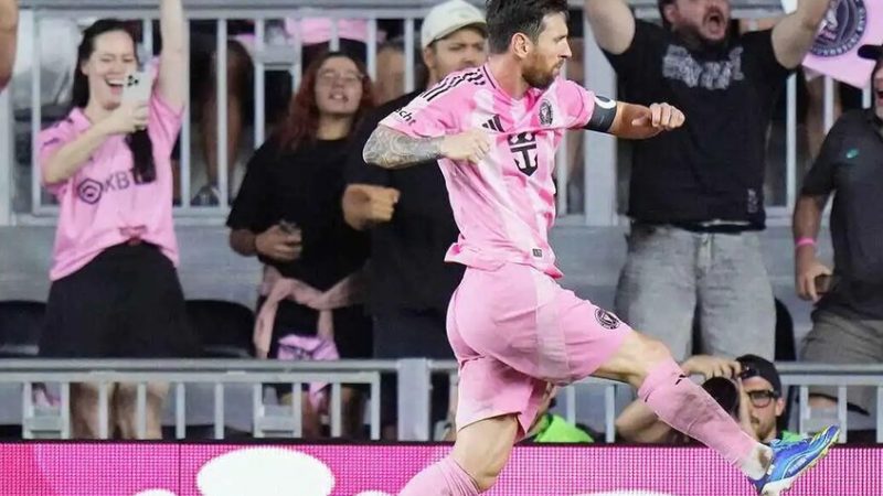 ميسي يصنع التاريخ بثنائية مذهلة ويقود إنتر ميامي لاكتساح أتلانتا يونايتد (فيديو)