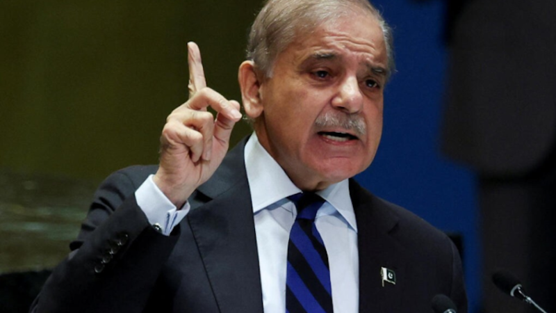 رئيس وزراء باكستان يدين بشدة الاستفزازات الأفغانية ويشيد بالرد الفعال لجيش بلاده