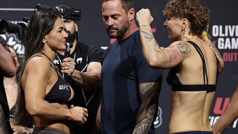 مقاتلة تخنق منافستها بشراسة في نزال دموي (فيديو)