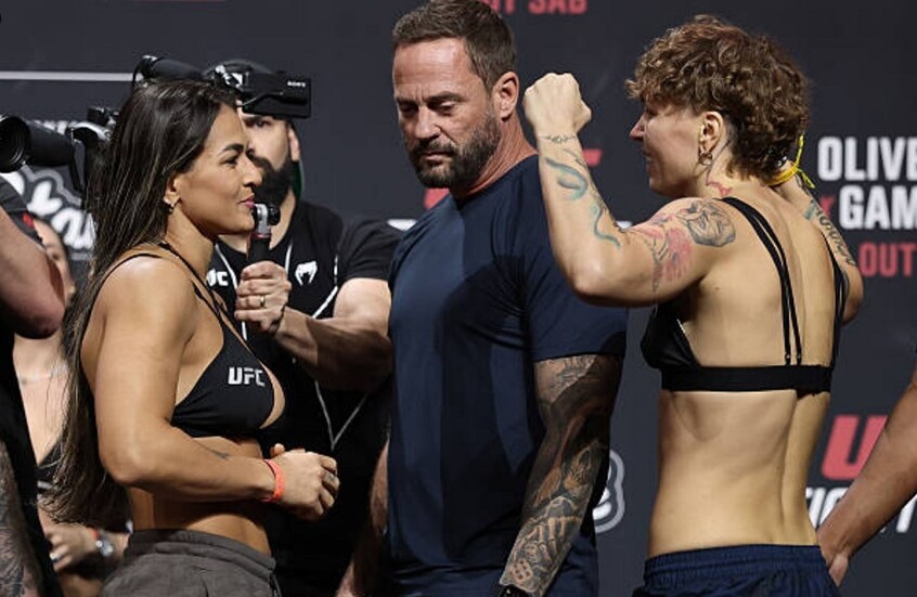 مقاتلة تخنق منافستها بشراسة في نزال دموي (فيديو)